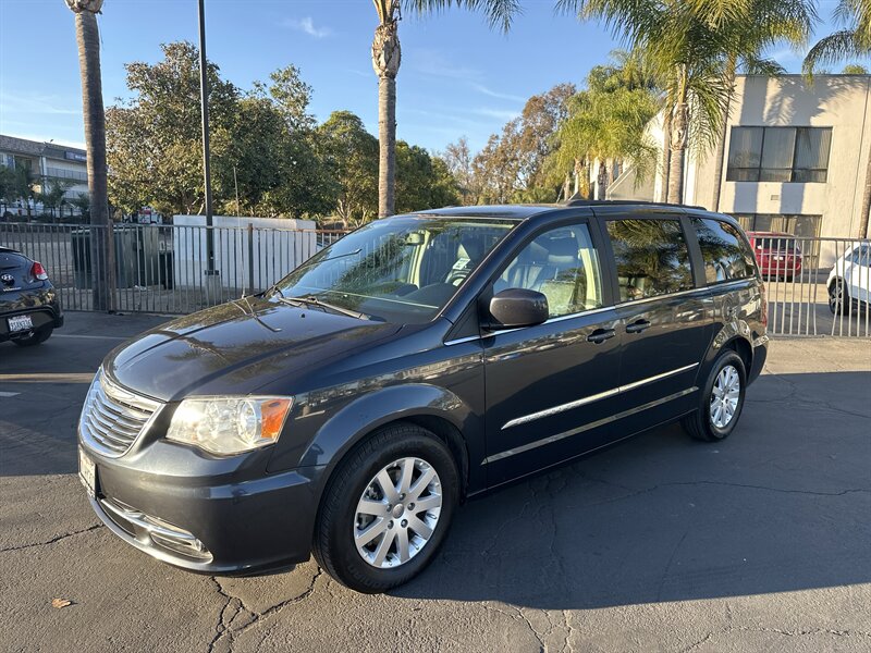 2014 Chrysler Town & Country Touring's photo