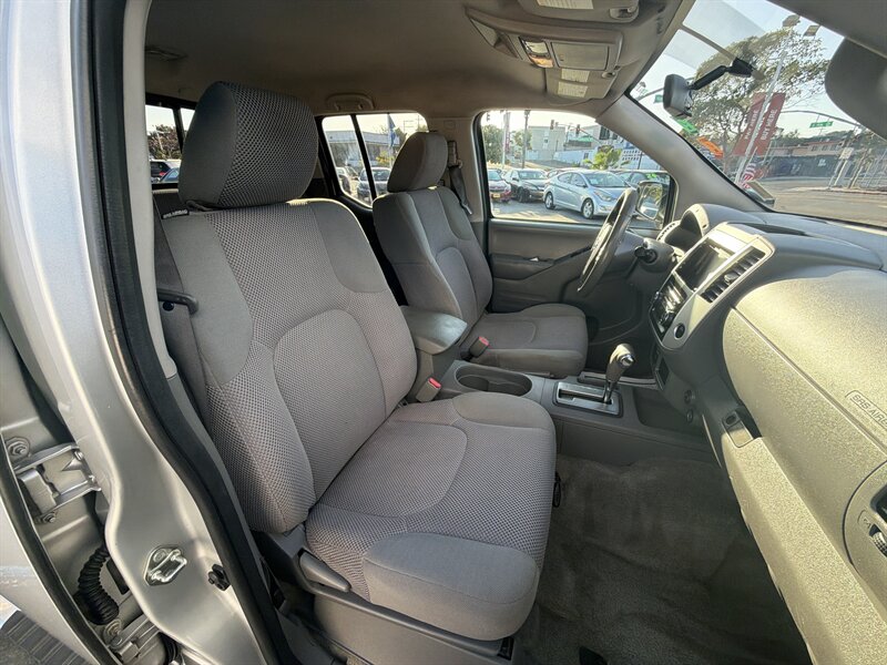 2017 Nissan Frontier Crew Cab SV - Photo 13 - National City, CA 91950