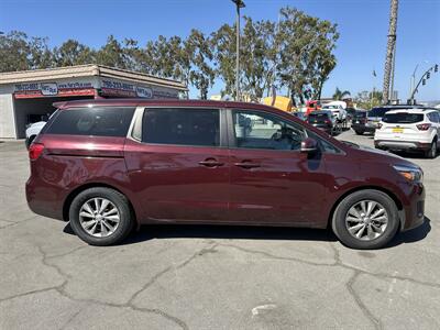 2018 Kia Sedona LX - Photo 4 -
