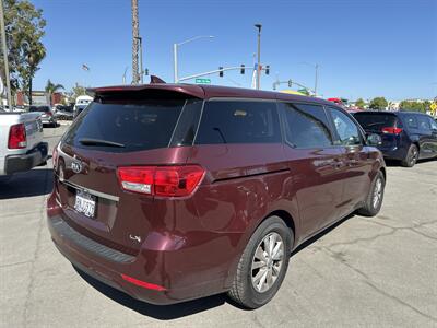 2018 Kia Sedona LX - Photo 5 -
