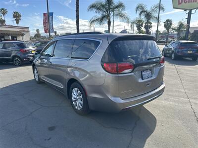 2017 Chrysler Pacifica Touring-L   - Photo 7 - 