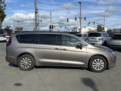 2017 Chrysler Pacifica Touring-L   - Photo 4 - 