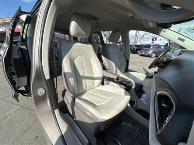 2017 Chrysler Pacifica Touring-L   - Photo 10 - 