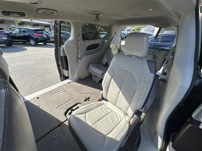 2017 Chrysler Pacifica Touring-L   - Photo 14 - 