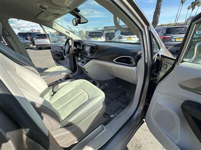 2017 Chrysler Pacifica Touring-L   - Photo 9 - 