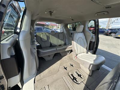 2017 Chrysler Pacifica Touring-L   - Photo 11 - 