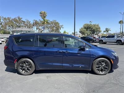 2020 Chrysler Pacifica Limited   - Photo 4 - National City, CA 91950