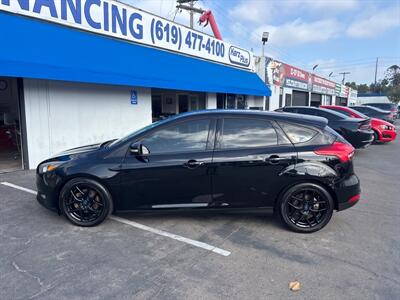 2016 Ford Focus SE   - Photo 2 - 