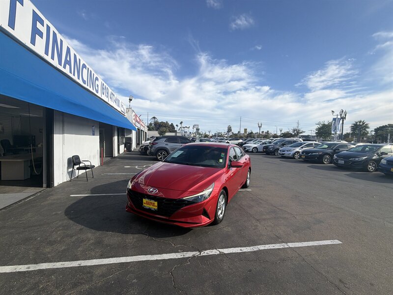 2023 Hyundai ELANTRA SE  
