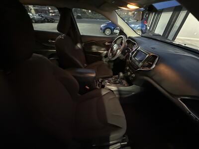 2019 Jeep Cherokee Latitude   - Photo 13 - 