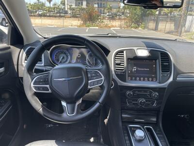 2017 Chrysler 300 Series Limited - Photo 9 -