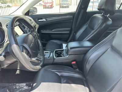 2017 Chrysler 300 Series Limited - Photo 11 -
