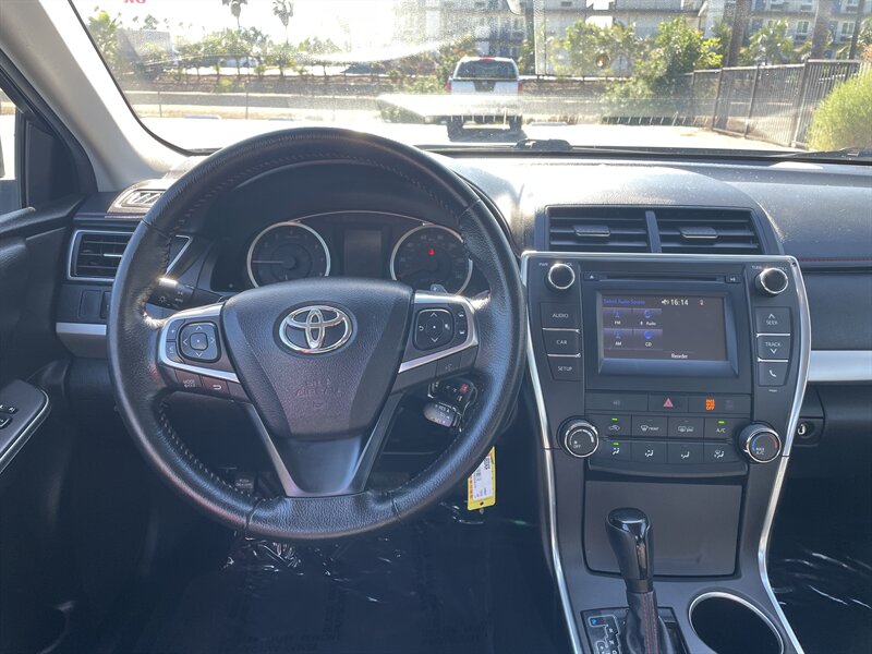 2016 Toyota Camry SE photo 9