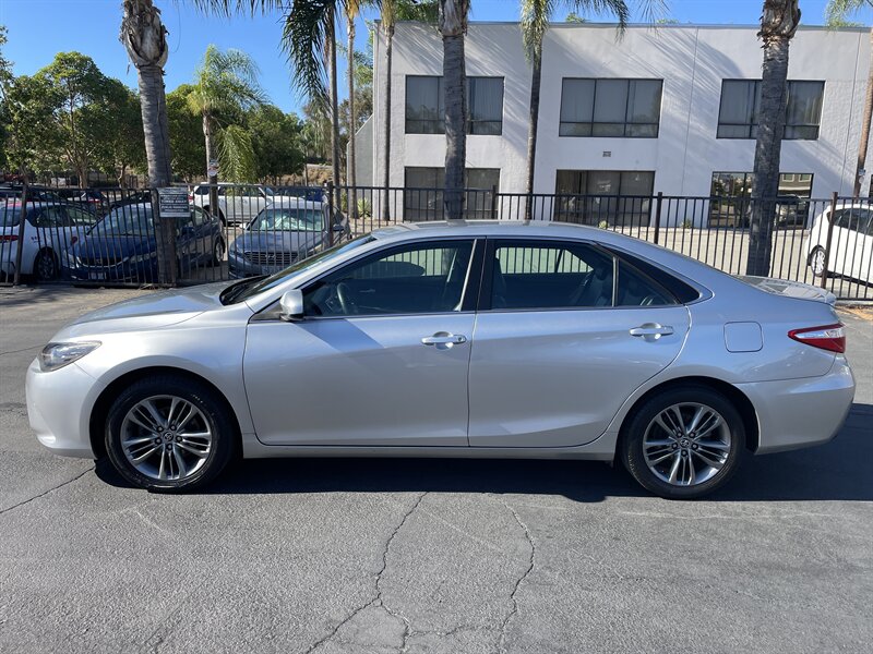 2016 Toyota Camry SE photo 2