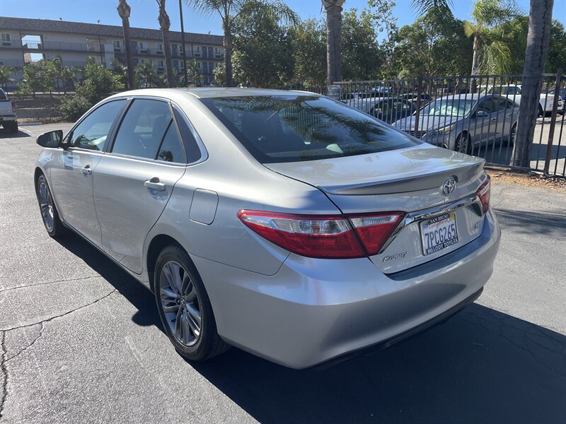 2016 Toyota Camry SE photo 3
