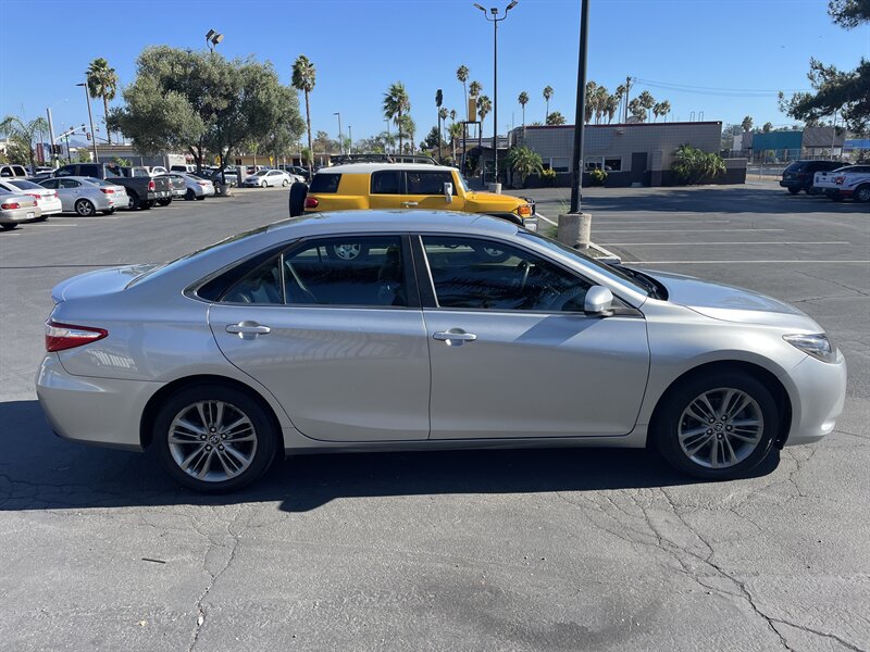 2016 Toyota Camry SE photo 6