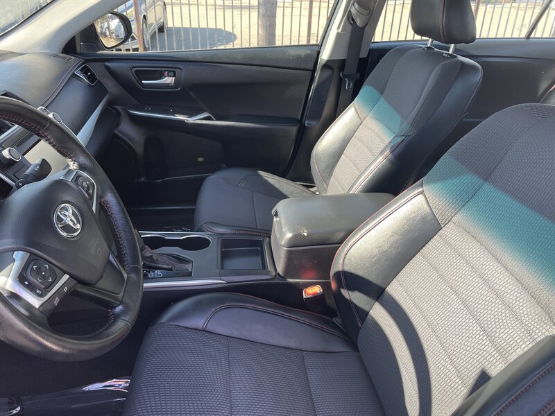 2016 Toyota Camry SE photo 11
