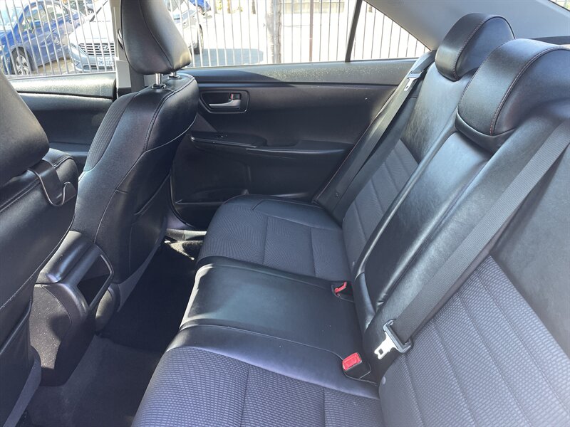 2016 Toyota Camry SE photo 10