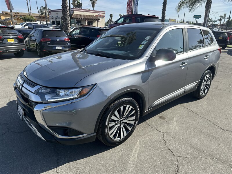 2020 Mitsubishi Outlander SE  