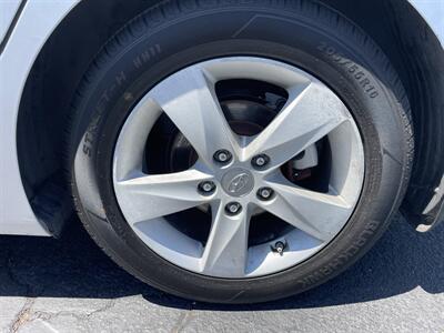 2013 Hyundai ELANTRA GLS   - Photo 13 - 