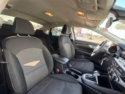 2022 Kia Forte LXS - Photo 12 -