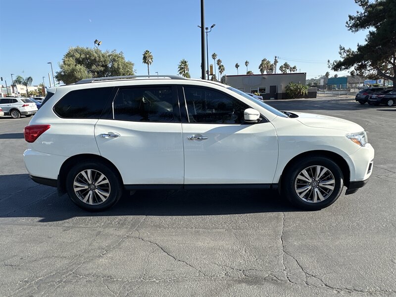2019 Nissan Pathfinder SV photo 3