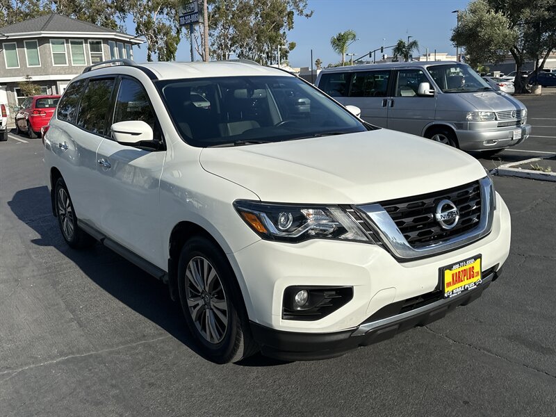 2019 Nissan Pathfinder SV photo 2