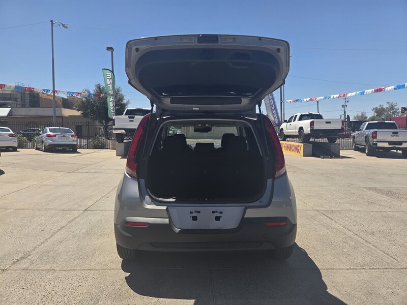 2022 Kia Soul LX - Photo 10 - Phoenix, AZ 85006
