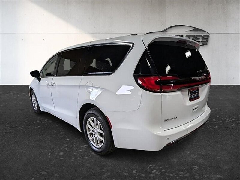 2024 Chrysler Pacifica Touring L - Photo 8 - Bountiful, UT 84010