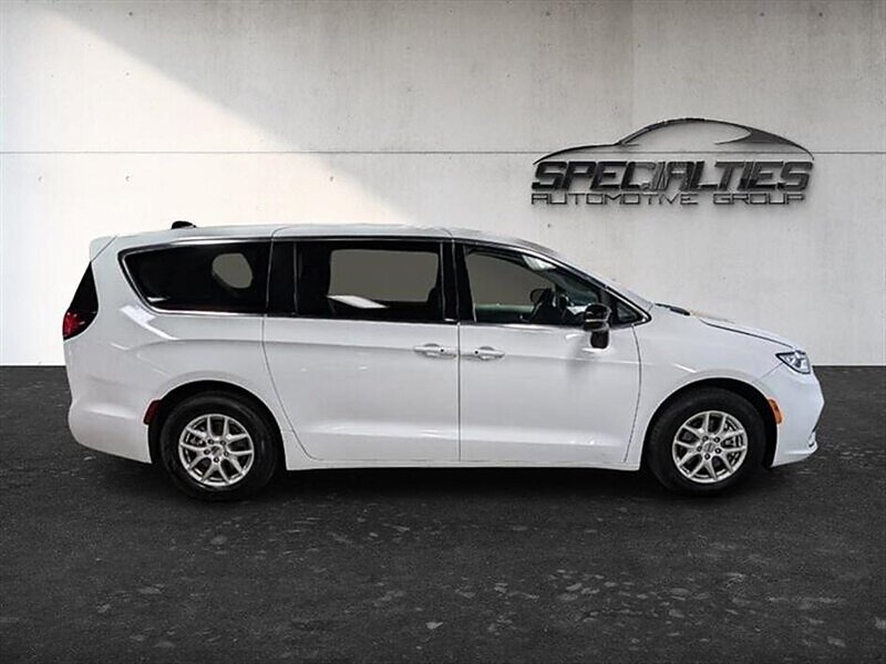 2024 Chrysler Pacifica Touring L - Photo 11 - Bountiful, UT 84010