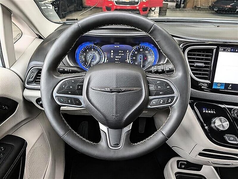 2024 Chrysler Pacifica Touring L - Photo 19 - Bountiful, UT 84010