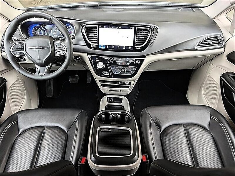 2024 Chrysler Pacifica Touring L - Photo 3 - Bountiful, UT 84010
