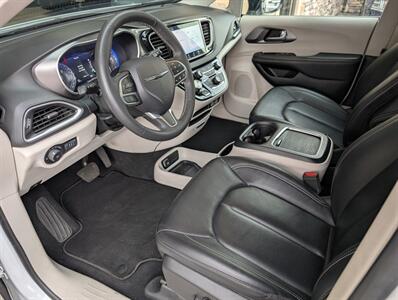 2024 Chrysler Pacifica Touring L   - Photo 2 - Bountiful, UT 84010