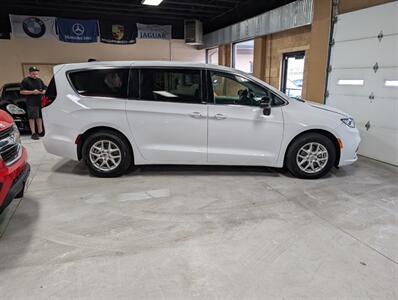 2024 Chrysler Pacifica Touring L   - Photo 11 - Bountiful, UT 84010