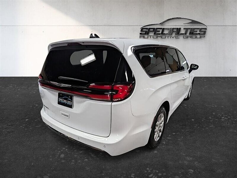 2024 Chrysler Pacifica Touring L - Photo 10 - Bountiful, UT 84010