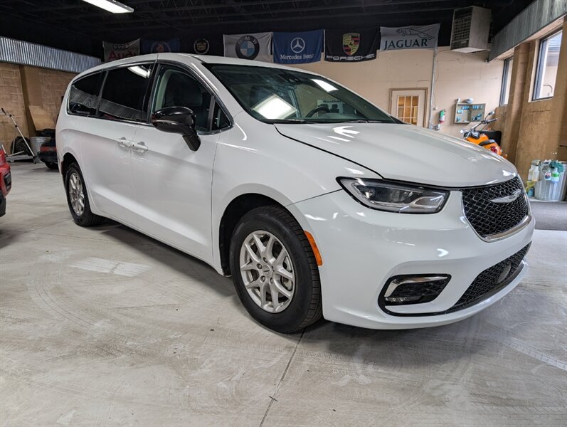 2024 Chrysler Pacifica Touring L   - Photo 1 - Bountiful, UT 84010
