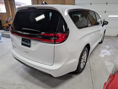 2024 Chrysler Pacifica Touring L   - Photo 10 - Bountiful, UT 84010