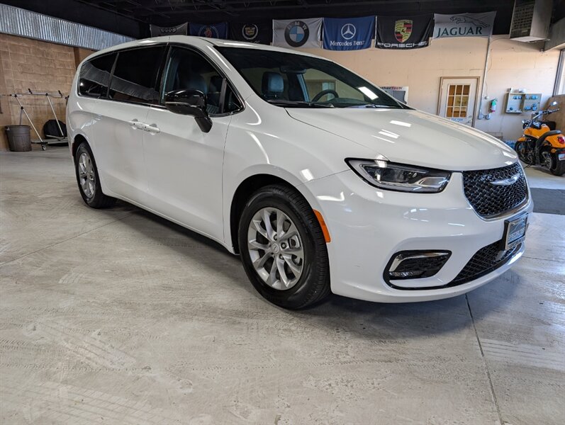 2026 Chrysler Pacifica Limited   - Photo 1 - Bountiful, UT 84010