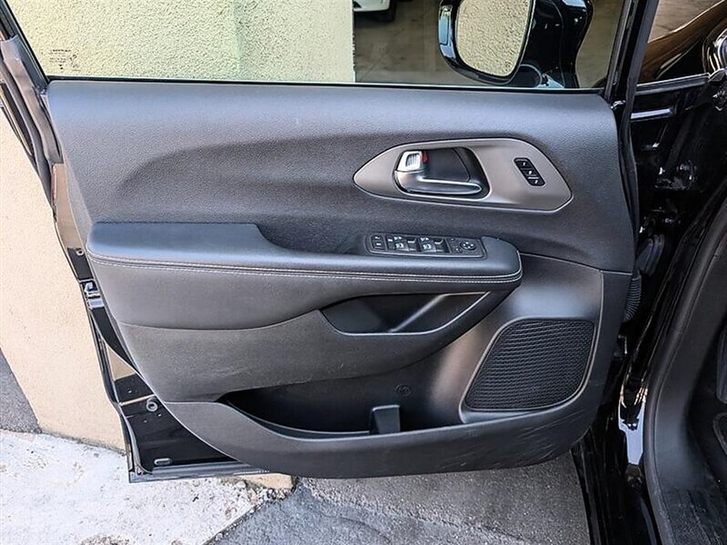 2025 Chrysler Pacifica Select - Photo 18 - Bountiful, UT 84010