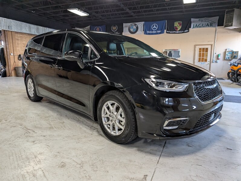 2025 Chrysler Pacifica Select   - Photo 1 - Bountiful, UT 84010