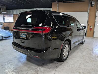 2025 Chrysler Pacifica Select   - Photo 10 - Bountiful, UT 84010