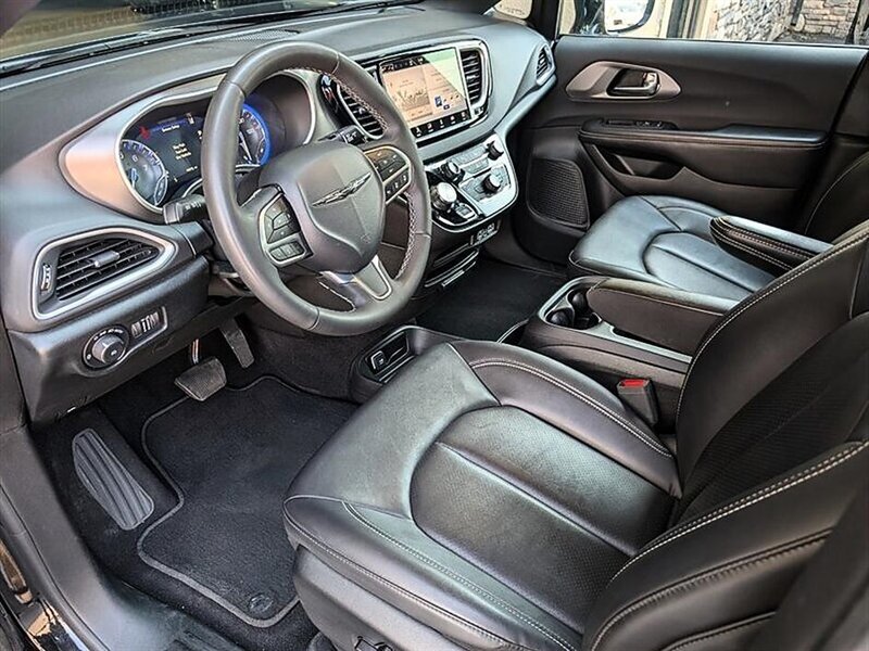 2025 Chrysler Pacifica Select - Photo 2 - Bountiful, UT 84010
