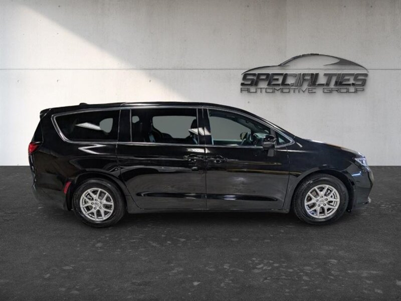 2025 Chrysler Pacifica Select - Photo 11 - Bountiful, UT 84010