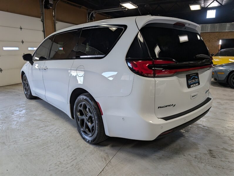 2023 Chrysler Pacifica Plug-In Hybrid Limited - Photo 8 - Bountiful, UT 84010