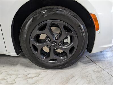 2023 Chrysler Pacifica Plug-In Hybrid Limited - Photo 12 - Bountiful, UT 84010