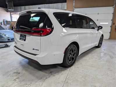 2023 Chrysler Pacifica Plug-In Hybrid Limited - Photo 10 - Bountiful, UT 84010