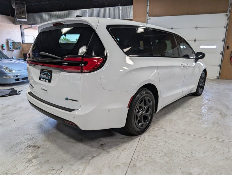 2023 Chrysler Pacifica Plug-In Hybrid Limited - Photo 10 - Bountiful, UT 84010