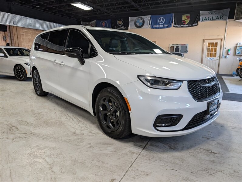 2023 Chrysler Pacifica Plug-In Hybrid Limited   - Photo 1 - Bountiful, UT 84010