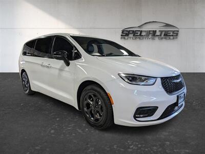 2023 Chrysler Pacifica Plug-In Hybrid Limited Van