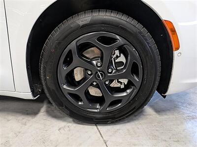 2023 Chrysler Pacifica Plug-In Hybrid Limited - Photo 12 - Bountiful, UT 84010